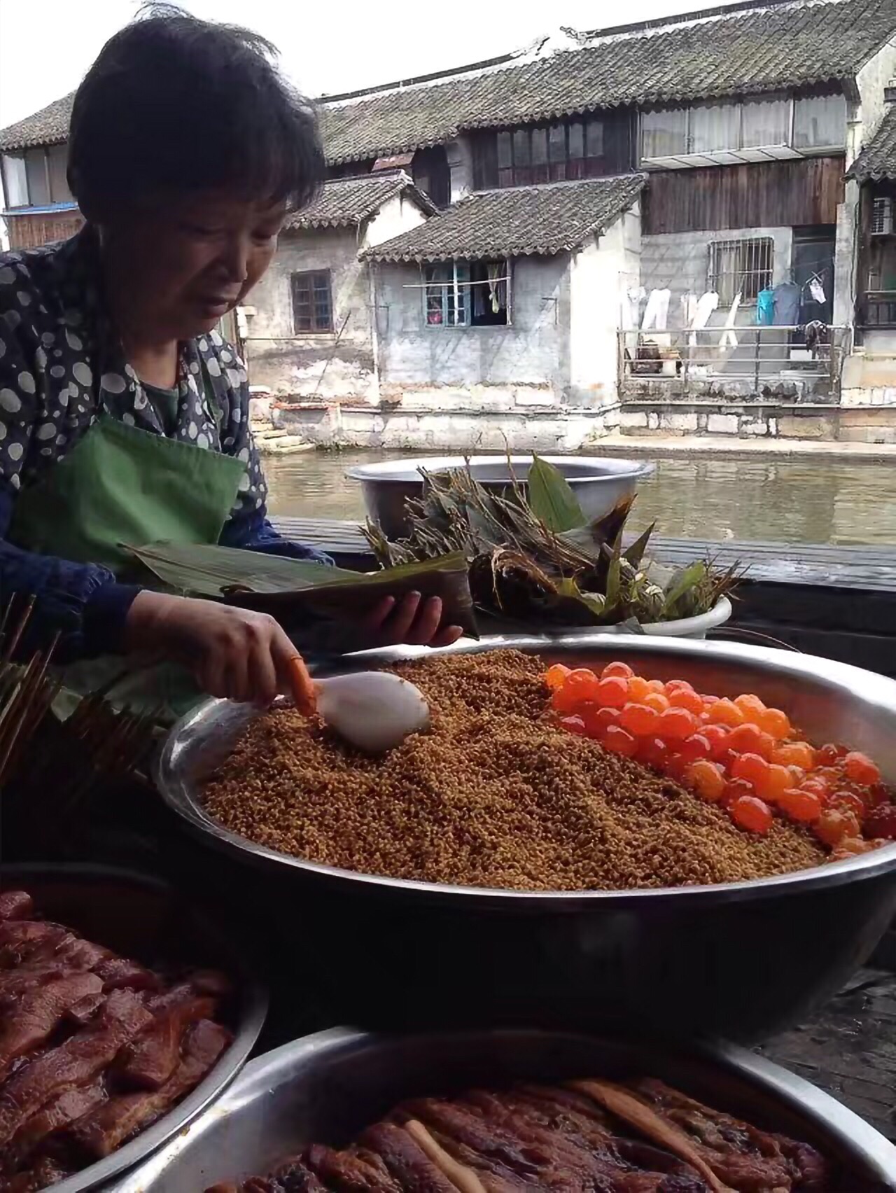 景区很大,比起西塘我更喜欢这里,好吃的特产还是很多的,如枫泾丁蹄,熏