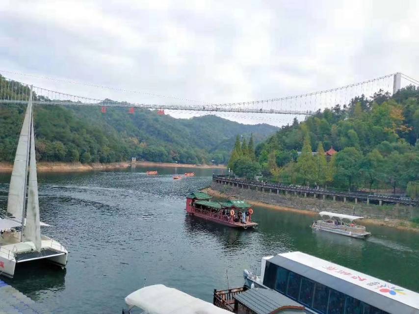 石燕湖景区悬崖秋千建在山峰上,惊险刺激,可以饱览石燕湖全园美景,是