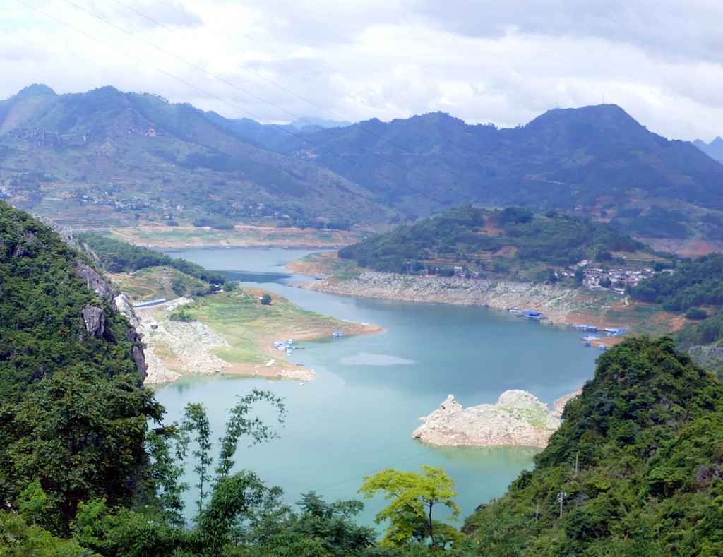 韦金勇:封开大斑石,黄姚古镇,桂平西山,九龙瀑布,马岭河,万峰林等17景