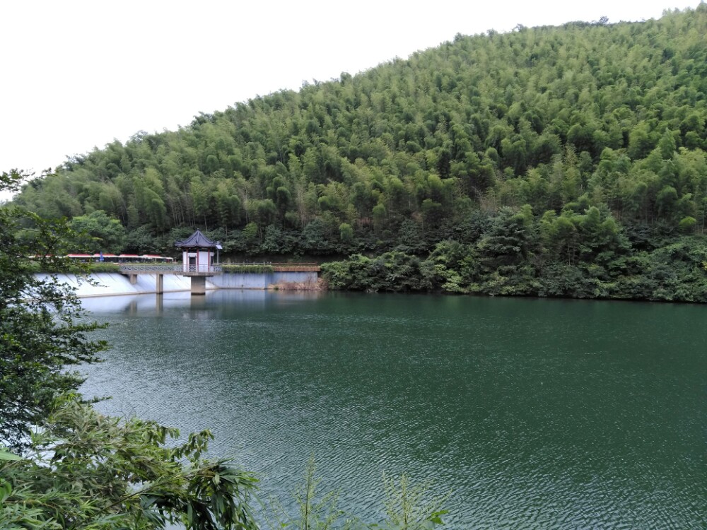 天目湖景区南山竹海,环境幽静,尤其是山顶上的"竹"文化馆值得你一看.