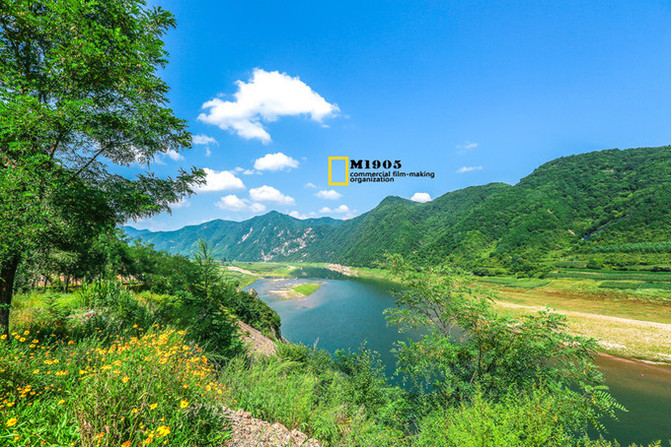 住在岸边的农户太幸福了!绿水环绕,青山依靠,蓝天白云美景就在身边!