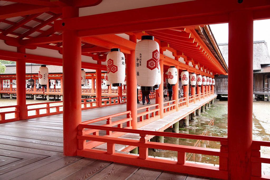 神社前方立于海中的大型鸟居是被称为"日本三景"之一的严岛境内最知名