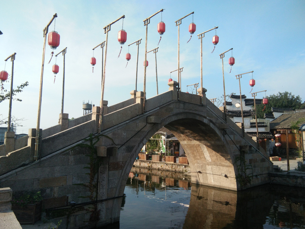四贤桥,没有送子来凤桥和五福桥的名头大,但桥上高挂的灯笼,像古代