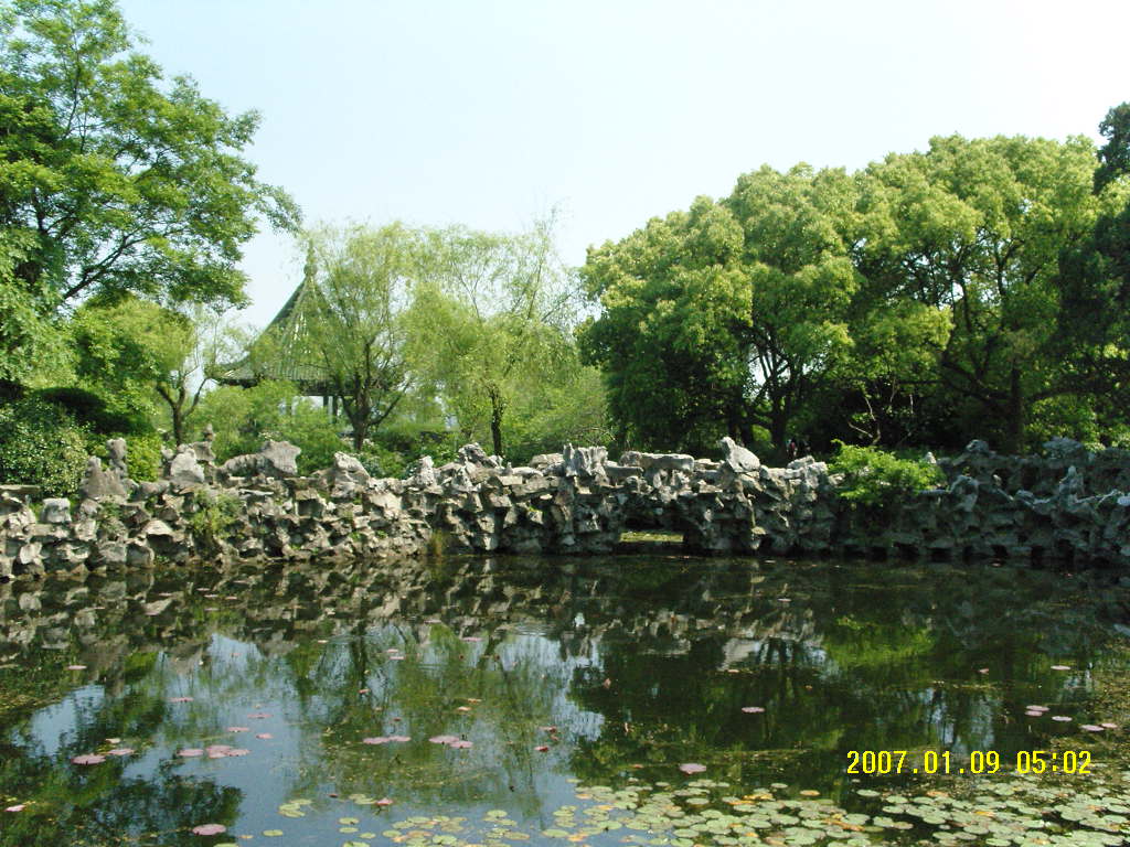 蠡园,位于蠡湖西岸的青祈村,因蠡湖而得名。相传两千多年前的春秋时期,越国大夫范蠡帮助越王灭吴之后,携佳人西施于此泛舟,后人为了纪念范蠡,便以其名命名此湖。游览蠡园分为四大景区:假山耸翠、南堤春晓、长廊揽胜和层波叠影。其中桂林天香和云窝山洞两处景点不可错过。桂林天香,原为民国初期青祁八景之一,有老桂树数十棵,碧叶簇拥,繁花如碎金。仲秋时节,丹桂飘香,令人陶醉;云窝山洞,古人有洞天福地之说,山洞与长廊衔接处的铺地图案中间是个寿字,周围有五只蝙蝠,因此这图案就叫五福捧寿。它旁边有棵