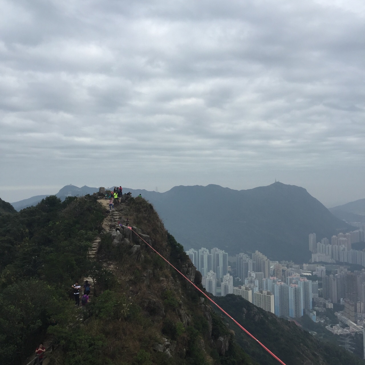 罗文有一首歌叫《狮子山下》,表达了香港草根一族不畏逆境的励志精神