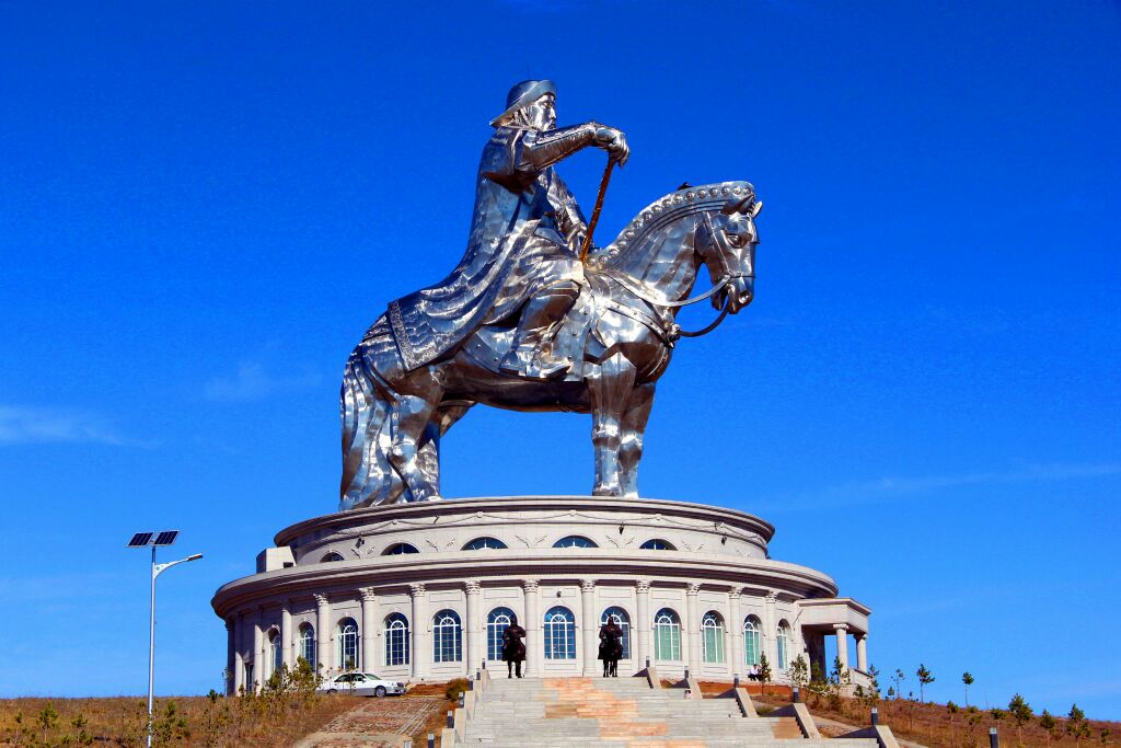 成吉思汗骑马塑像