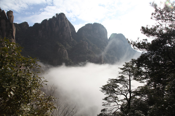 道家仙境,三清吐雾,三清山老道拜月石峰