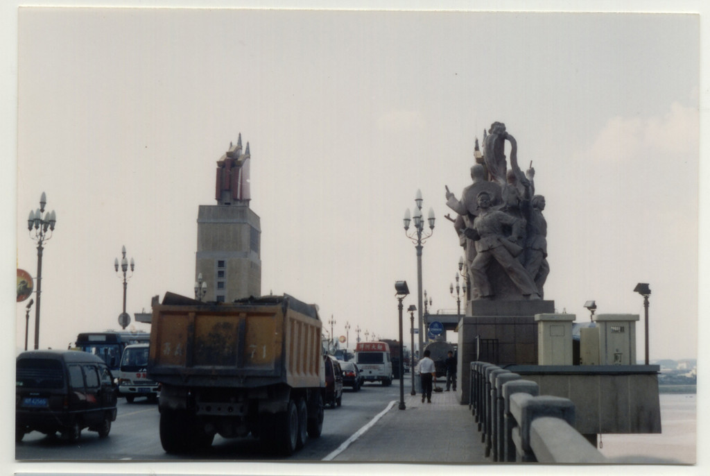 2001年,南京长江大桥 具有文革色彩的桥头堡雕塑