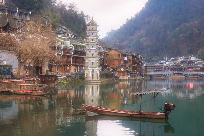 清晨的沱江是如此静美,河水沿着城墙边缓缓的流过,河水清澈见底,古老