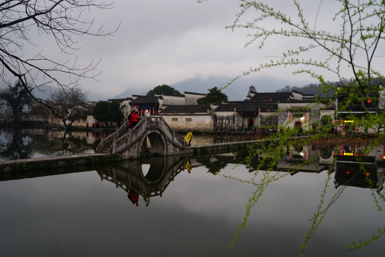 【携程攻略】宏村画桥景点,南湖上穿湖而过的画桥是电影《卧虎藏龙》