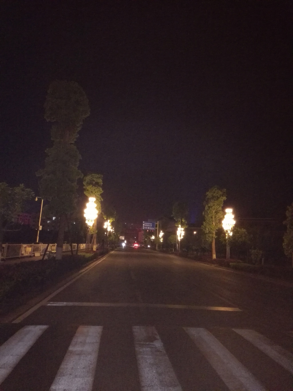 晚20点,马路上非常安静,没人.↓↓↓