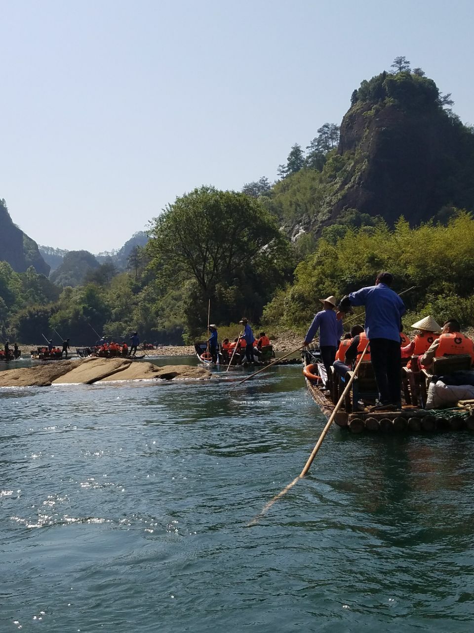 九曲溪竹筏漂流是游客来武夷山必游的一个项目,我来游玩时恰逢小长假