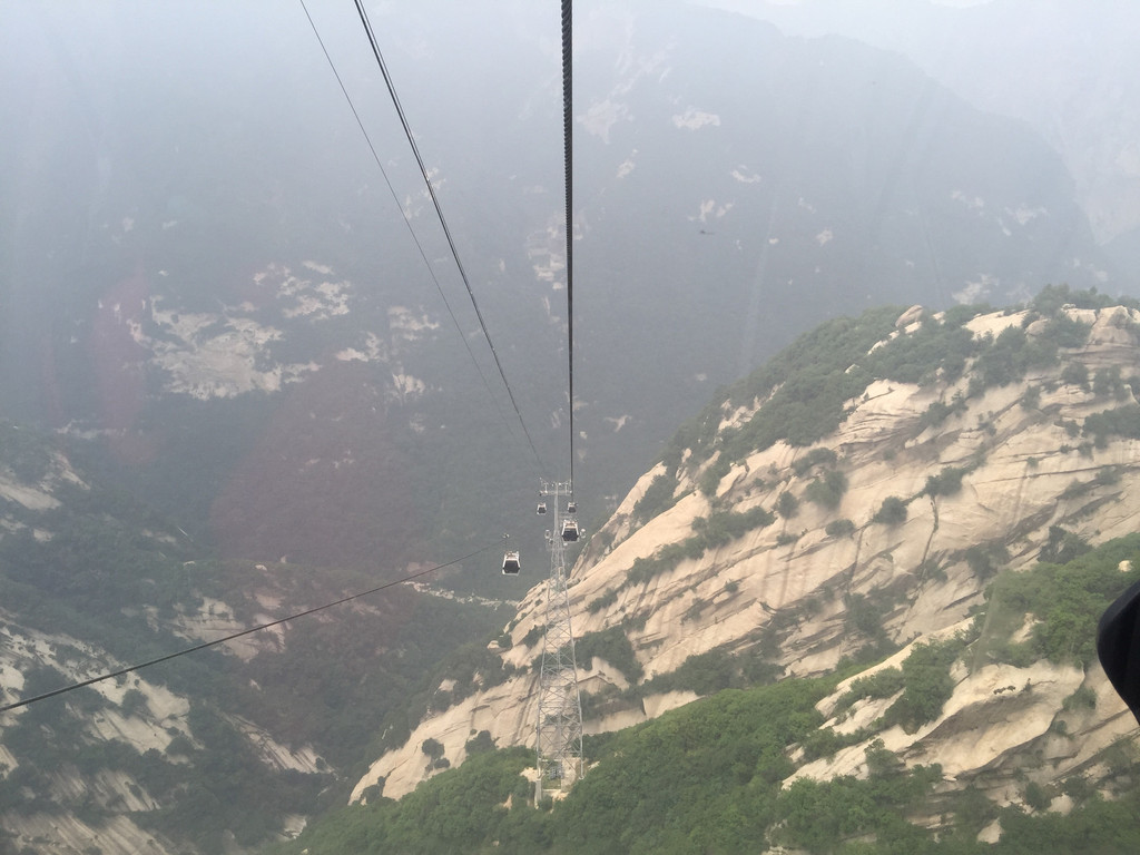 从西峰顶下来,我们来到西峰索道(又名华山太华索道)的售票和入口处,看