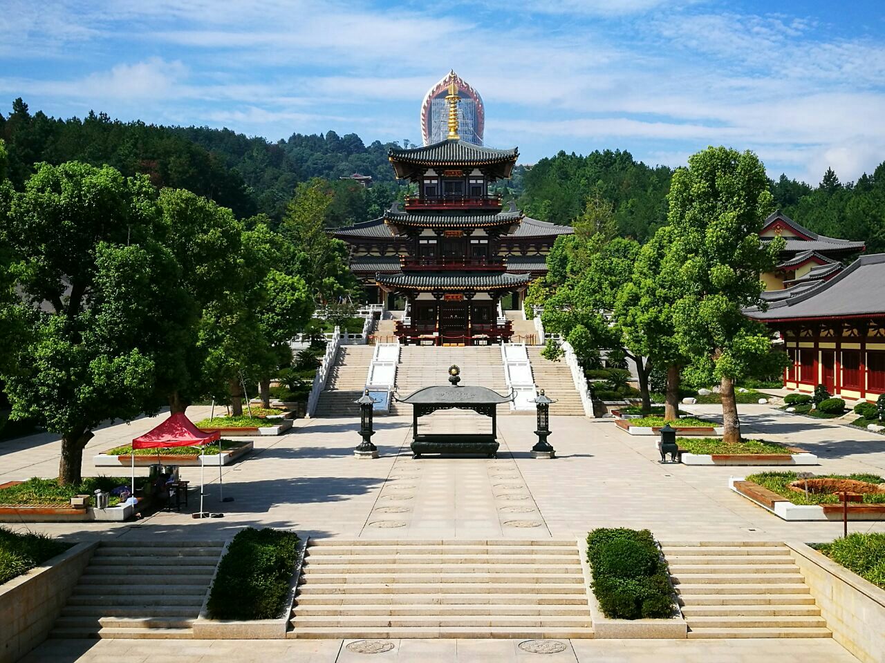 九江市星子县温泉镇的庐山山麓,是佛教净土宗的发源地(东林寺)的标志