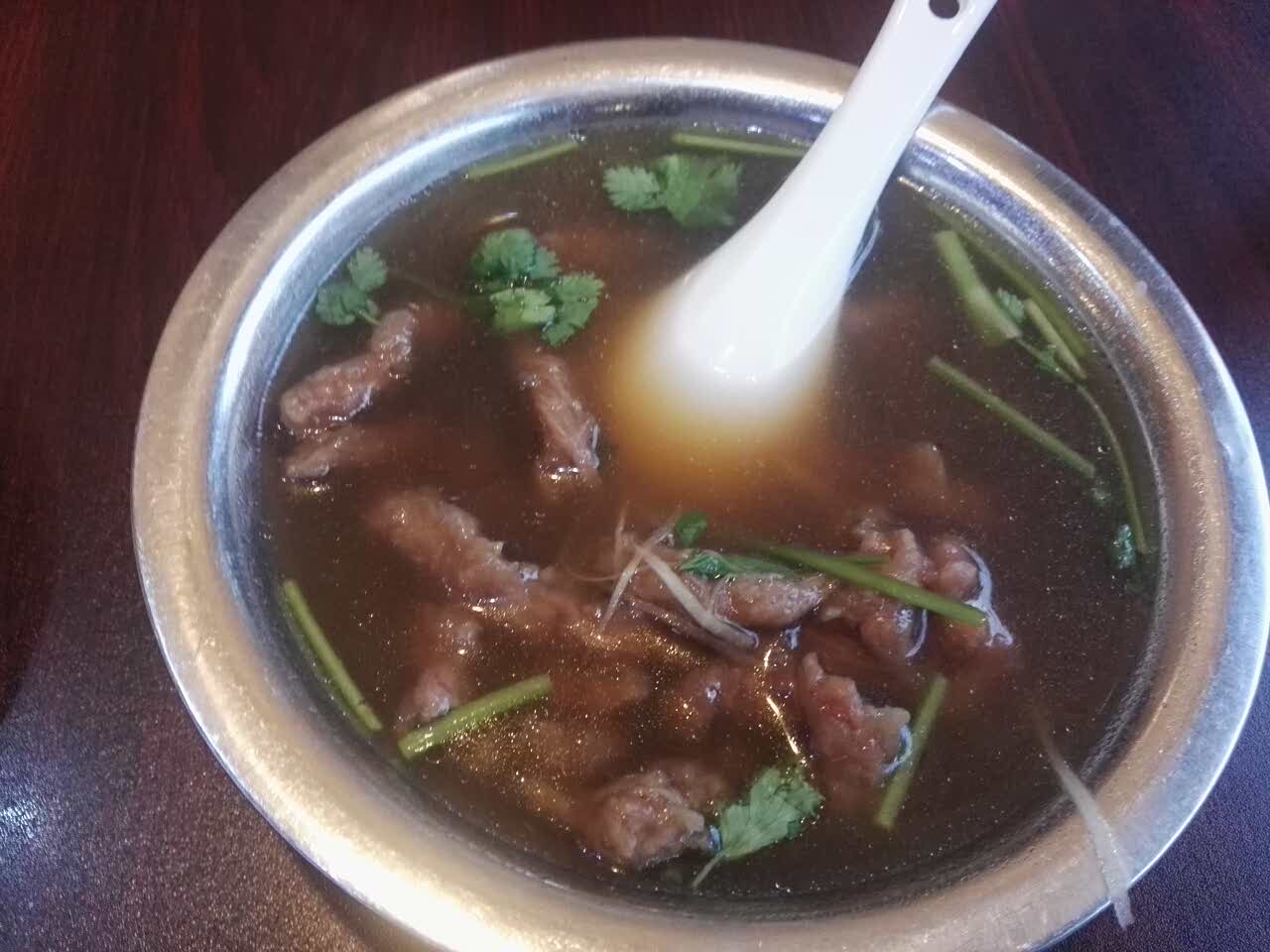 这里的咸饭还行,牛肉羹汤还不错,还可以免费续汤