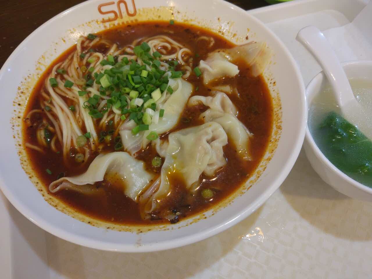 喜欢他家的豌杂面,这是老麻抄手面,一半面一半抄手,他家的面比饭好吃.
