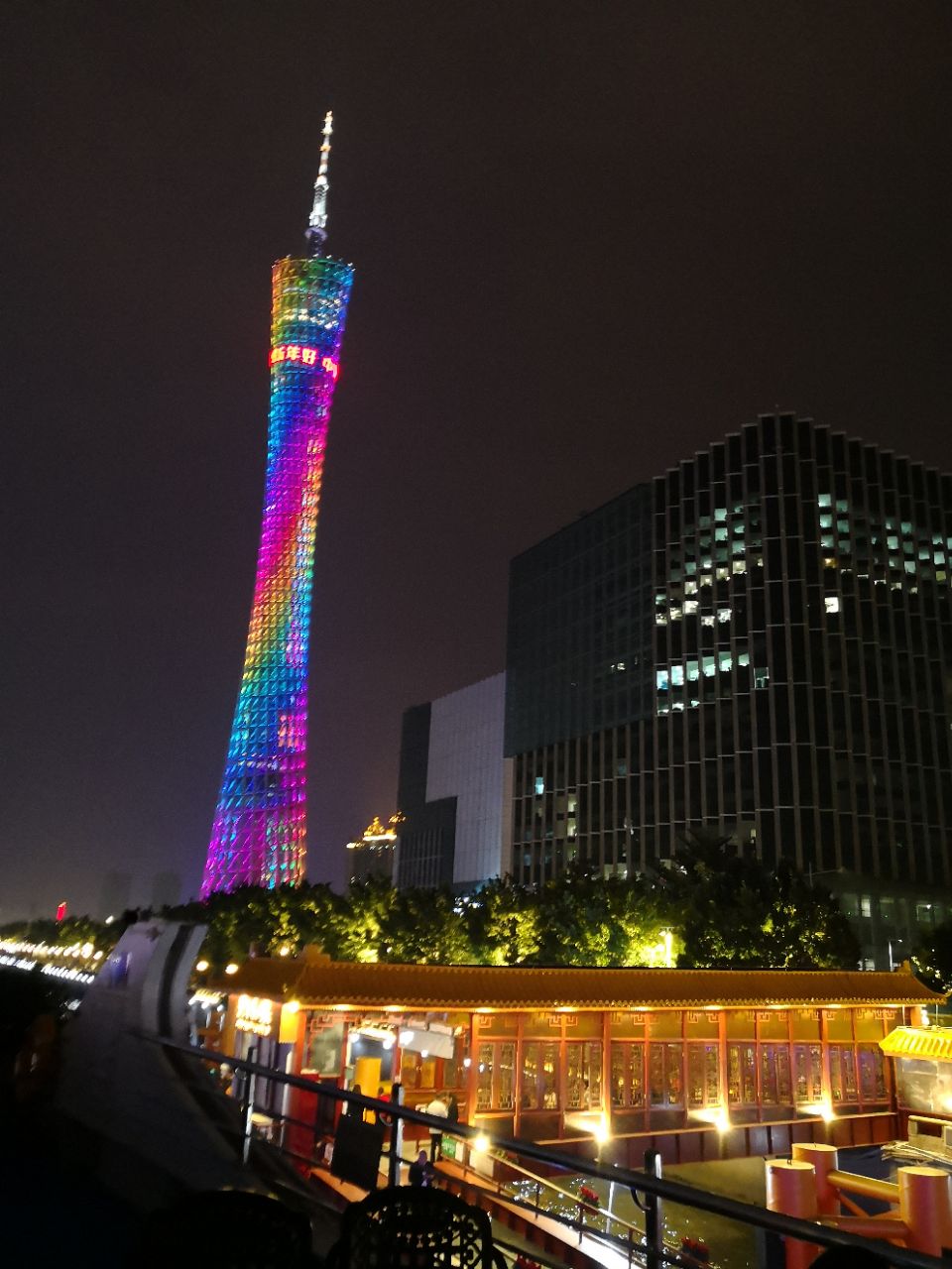 珠江夜游广州塔码头
