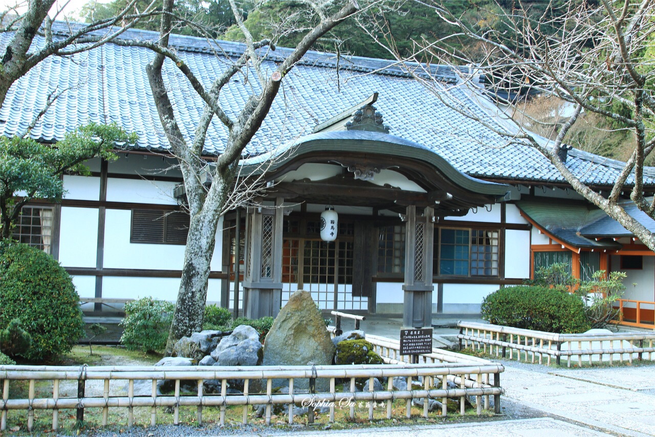 京都鞍马山,山上有鞍马寺,在京都的郊外,不是太热门的景点吧,来这里的