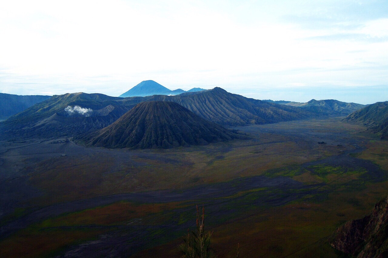 伊真火山以富含硫磺而著名,是世界上公认的酸性最强的火山湖,有着冷艳