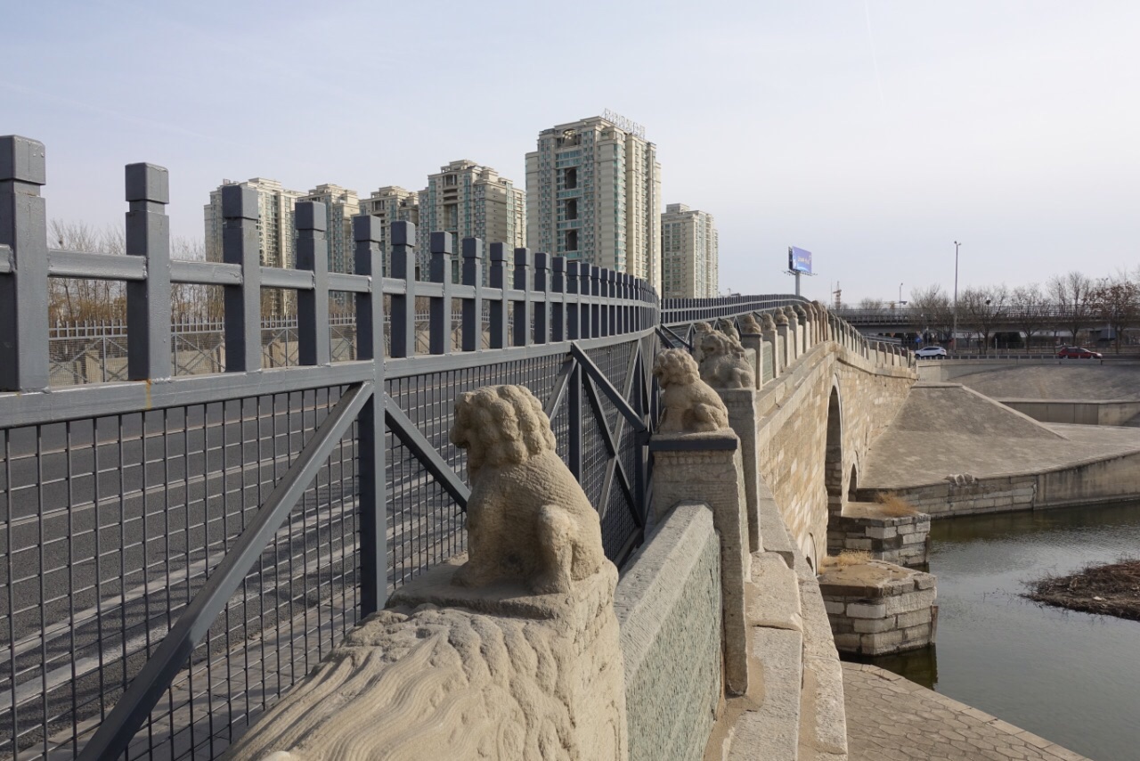 桥,横跨在通惠河上;是通州至北京大道上的必经之处,因距通州八里而得