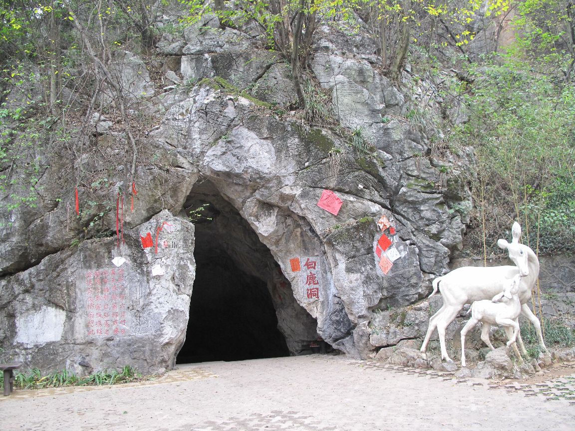 苏仙岭因苏仙神奇,美丽的传说而驰名海内外,岭上有白鹿洞,升仙石,望母