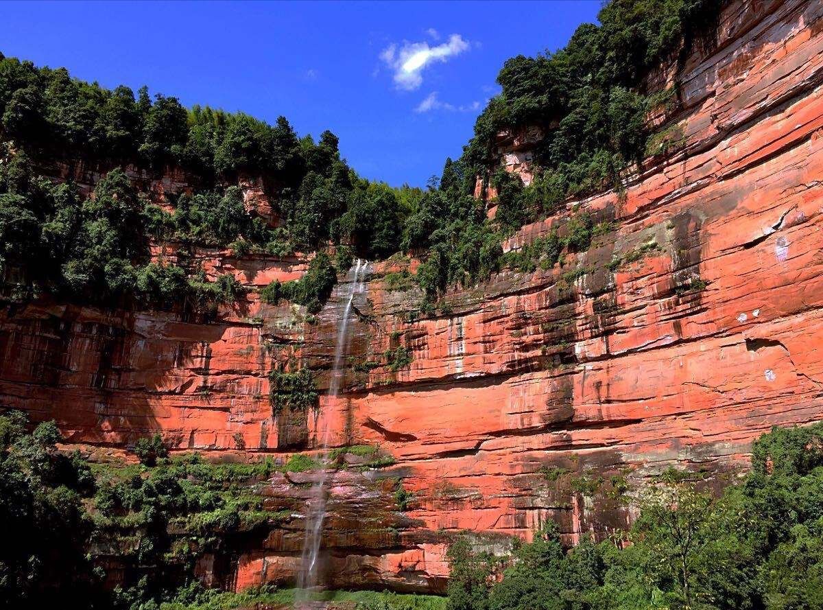 赤水丹霞旅游区,位于贵州省赤水市南部,以丹霞地貌,瀑布群,竹海,桫椤