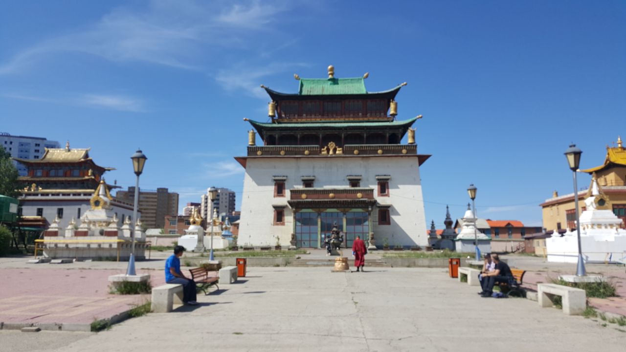 【甘丹寺】位于乌兰巴托市区的西北部,是目前蒙古国内最大的藏传佛教