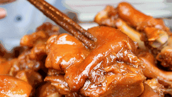 如果你喜欢白锅,砣妹还会送你一盘雪豆,与猪蹄同煮,吃到最后喝一碗蹄