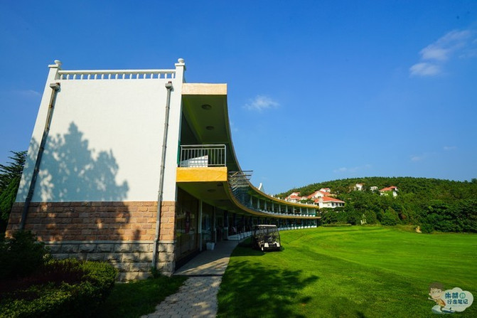 南山国际高尔夫球场拥有国际标准的18洞球道,标准杆72杆,球道度