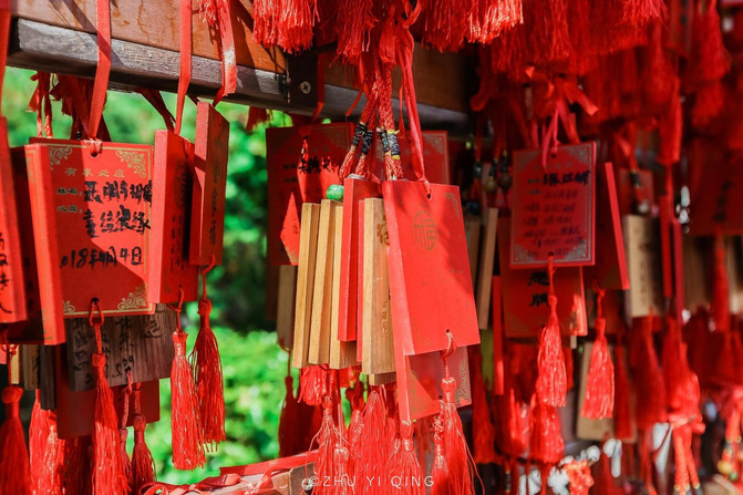 寺庙多有祈愿牌,莲花烛供人祈福许愿,亲手写下许愿牌,将红绳挂在悬梁