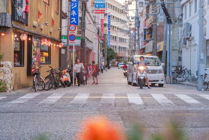 喜欢黄昏下的小街道,每一个转角都有喜欢的风景.