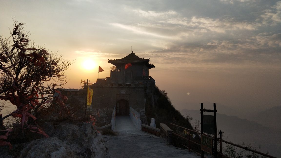 下花园鸡鸣山是国家4a风景区海拔1140米孤峰突兀有骆驼峰卧龙石财神庙