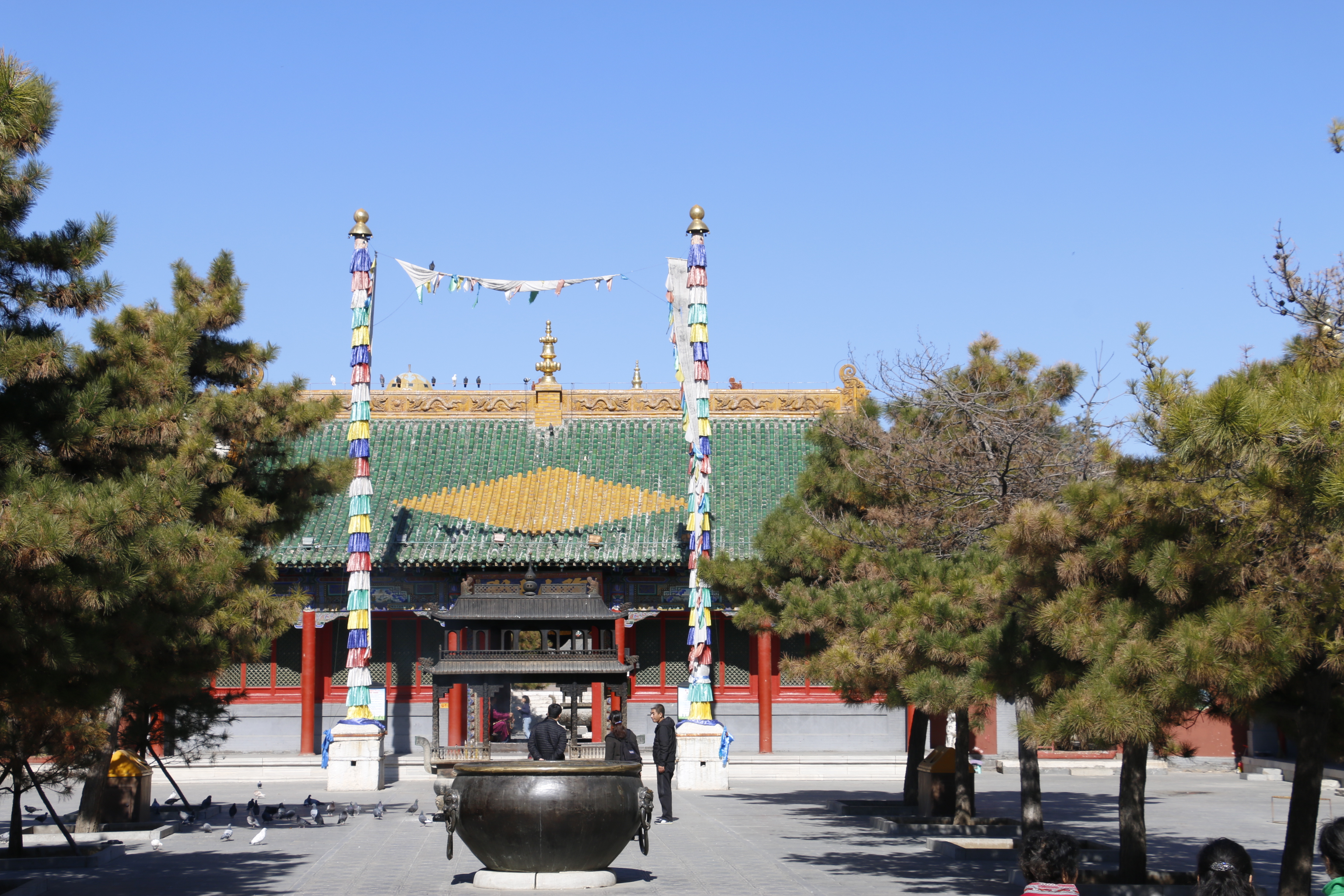 席力图召位于呼和浩特市旧城玉泉区石头巷北端,与斜对面的大召寺一路