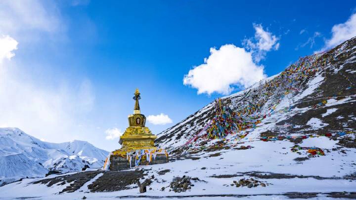 位于青海省果洛藏族自治州的阿尼玛卿雪山,是藏传佛教四大神山之一.