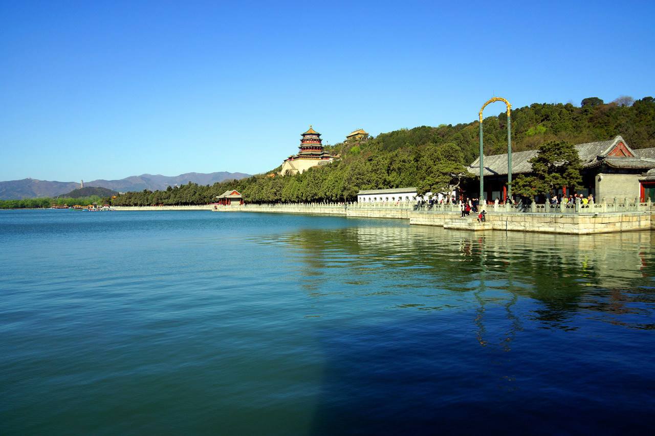 昆明湖,是北京颐和园湖泊,位于北京的颐和园内,它的面积约为颐和园