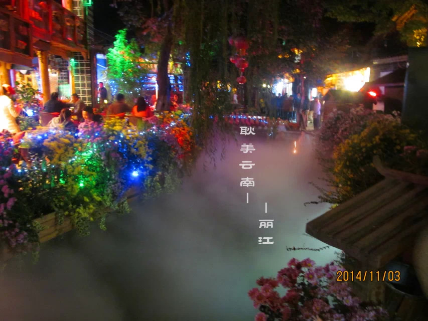 夜色下的丽江古城:烟雾缭绕的酒吧一条街