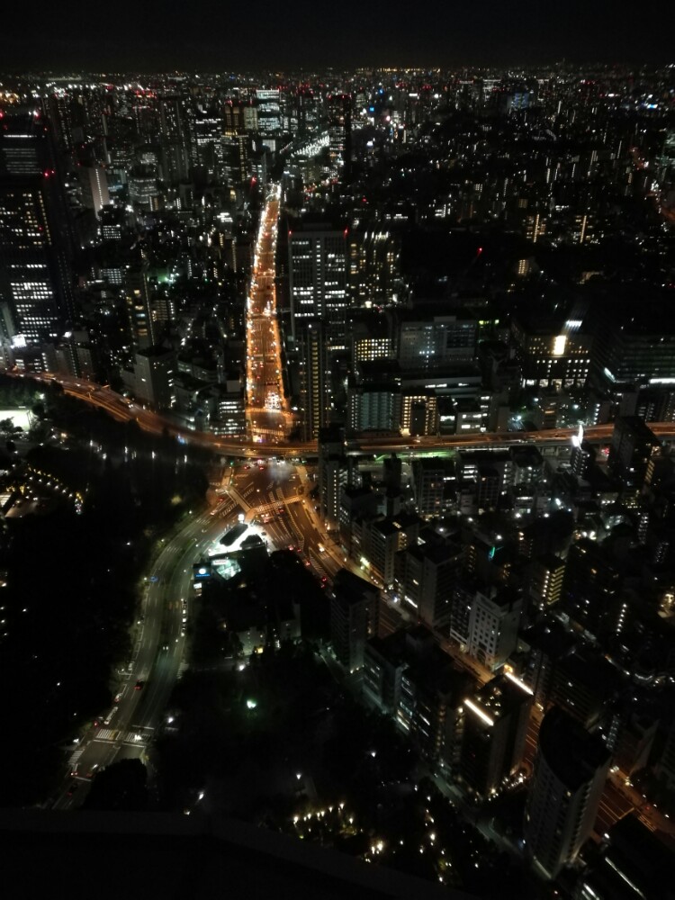 东京塔也叫铁塔,两个眺望台是150米和250米,乘电梯先去第一个是封闭