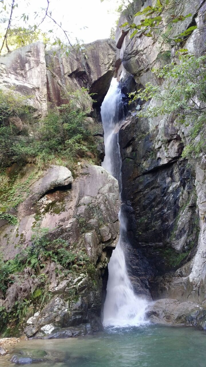 石梁飞瀑位于浙江省天台县城北22公里的天台山中,景区面积6.