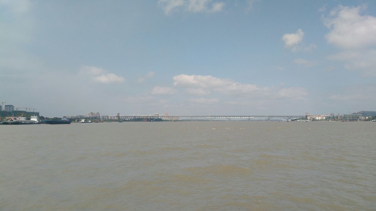 想到中山码头乘到浦口的轮渡,就像到了香港,忍不住要去乘乘天星小轮渡的感觉是一样的。
父亲年轻的时候曾经在南京工作过几年,他记得那个时候,中山码头应该叫做下关码头,所以现在在长江上运行的宁浦线在旧时曾被叫做过关浦线。他也曾经从中山码头出发,做过轮渡回上海。