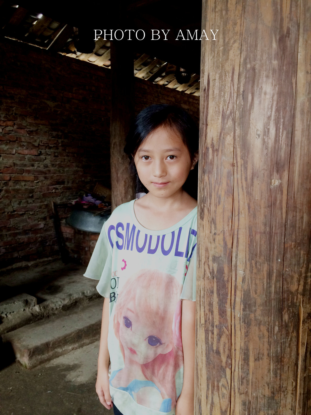 在村里遇到这个小女孩,我说你好漂亮,可能给你拍张照片吗,她同意了.