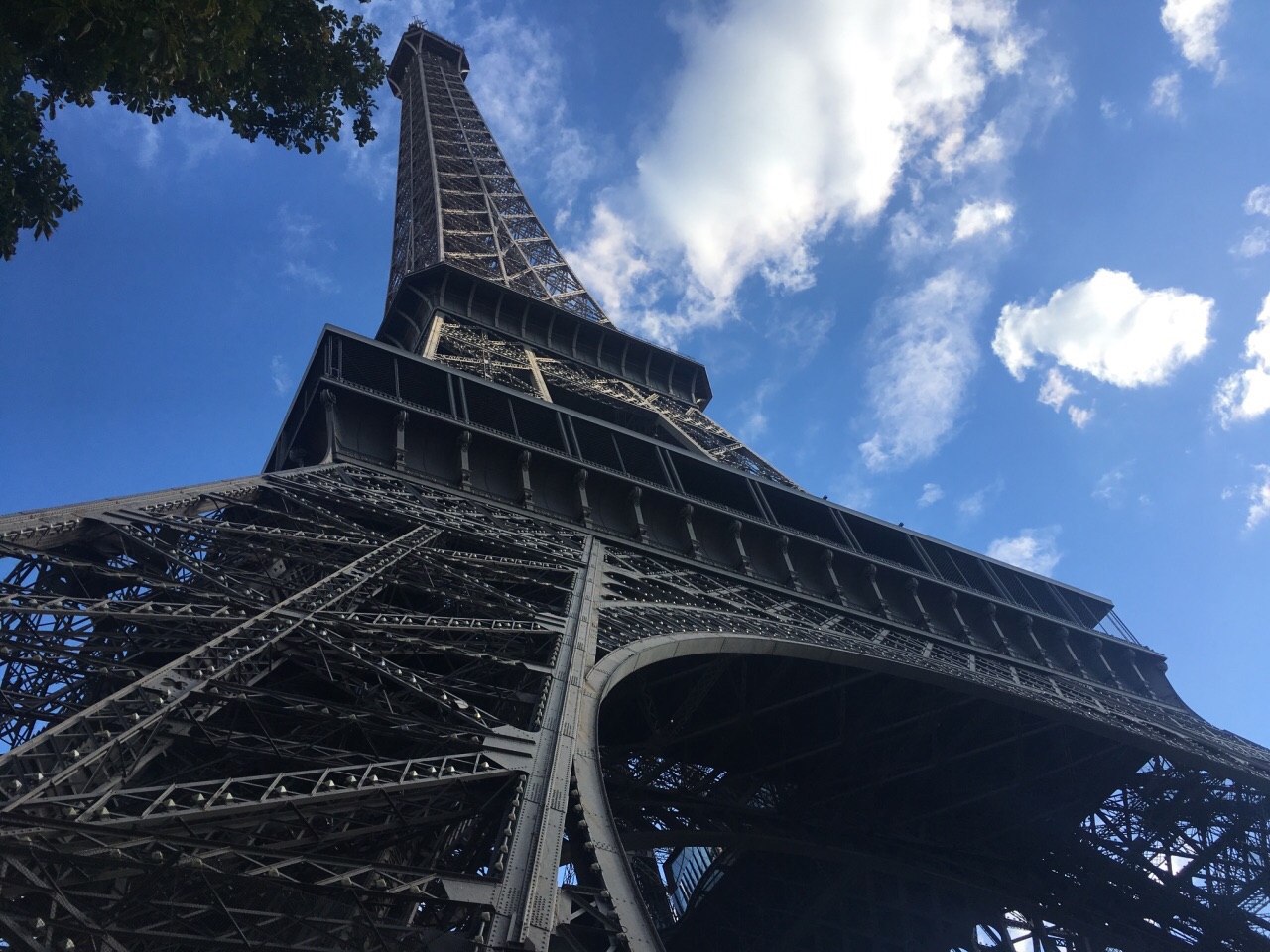 屹立的巴黎地标 埃菲尔铁塔-壁纸桌面-酷酷分享-分享图片