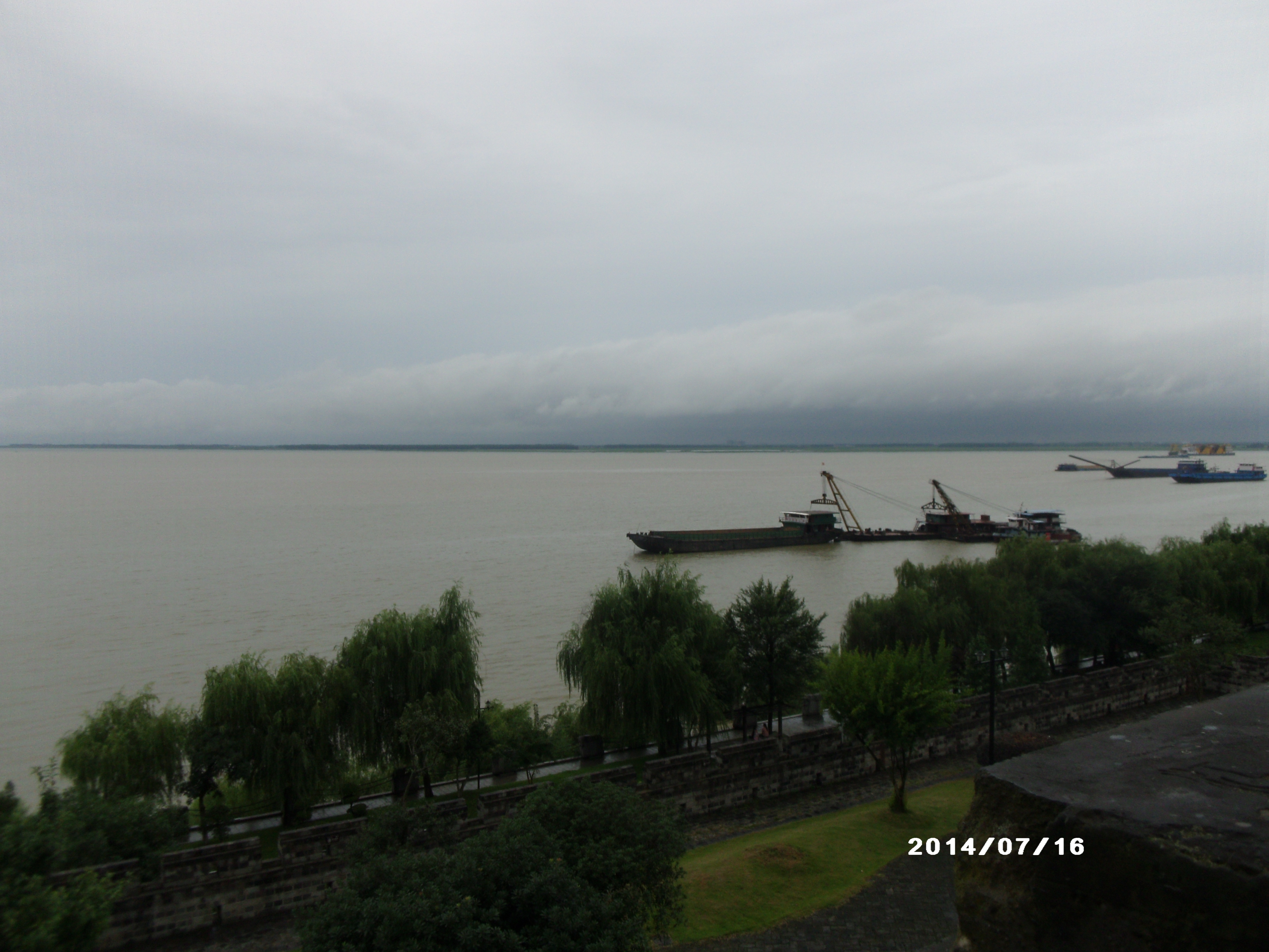 《岳阳楼记》使得岳阳楼成为我一定要去的地方,岳阳楼在洞庭湖畔,从