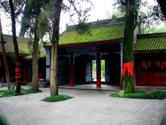 诸葛亮历史上有名的军事家,他离世后墓地在汉中勉县.