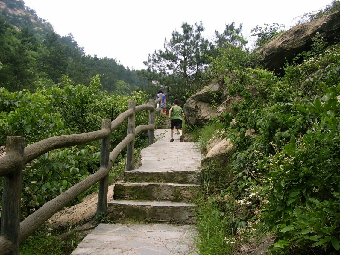 木兰古门风景区,位于锦里沟景区前面不远处.