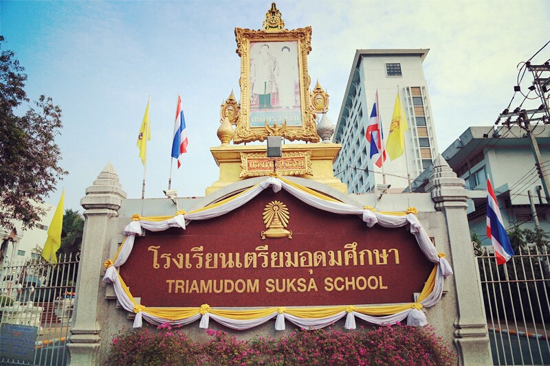 这所大学是泰国第一所大学,也是一所著名的综合性大学,学校有很多分学院。大学拥有19个学院、2个研究生学校、1个分校、11个研究所、2个教育中心和3个附属学校。学校在曼谷市中心,离我们住的酒店很近,我们就步行过来啦。我们按地图导航找到这所学校,发现学校没有大门,没有围墙,任何人都可以自由出入,看来是开放式的校园氛围。外国人可以参观学校图书馆,只要拿护照换临时卡进去就可以。周末的校园里,学生很少,到处是绿色的植被和鲜花,就像在森林里一样。另外因为学校太大,所以校园里穿梭着很多巴士,是免费的哟。值得一逛。