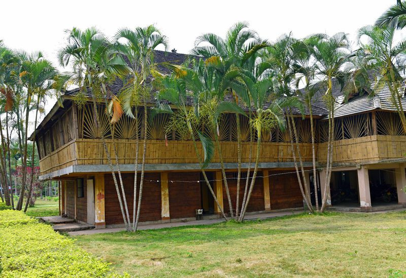 这种独具特色的竹楼,是傣族人民的家. 西双版纳没有四季的区分.