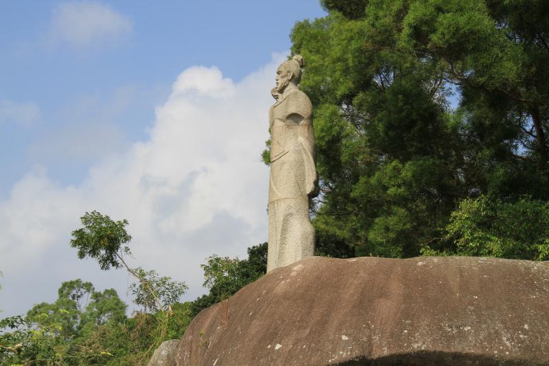 东山岭风景区在万宁市,因三峰并峙,形似笔架,历史上又叫笔架山.