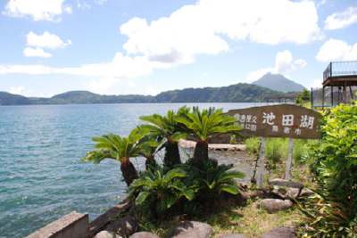 池田湖所在的洼地地形称为池田火山臼,古代龙神传说中