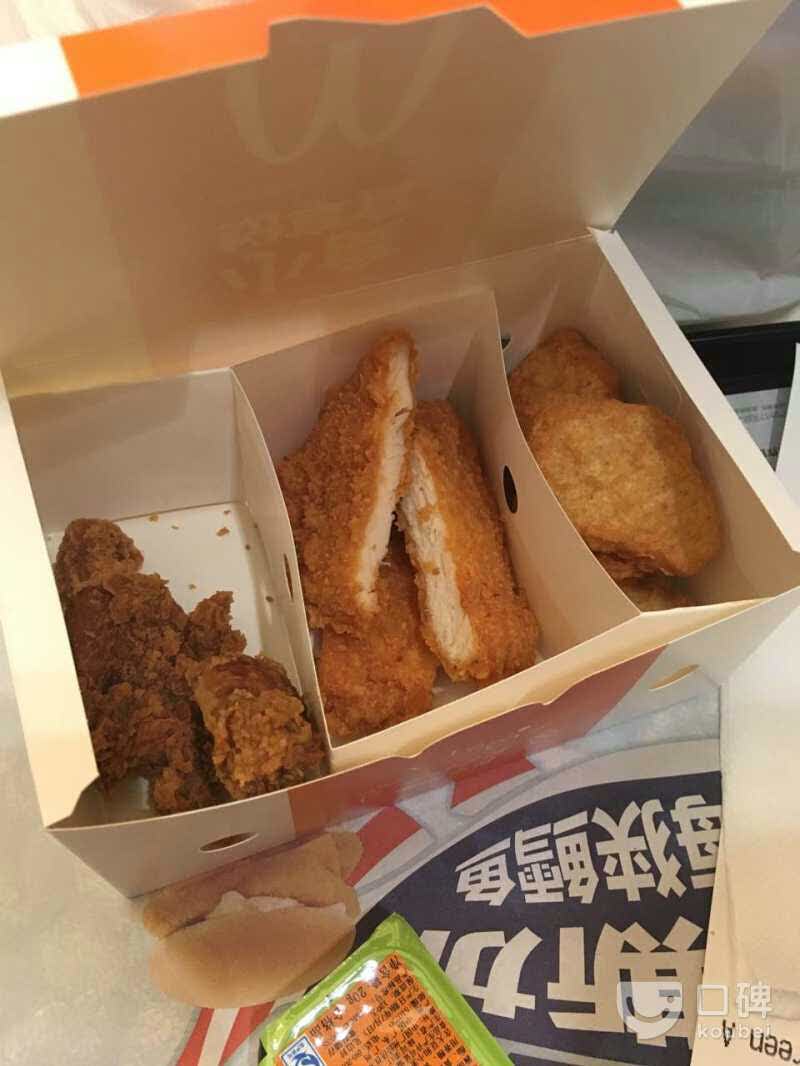 麦当劳活动很多,甜品和小吃也蛮好吃的.