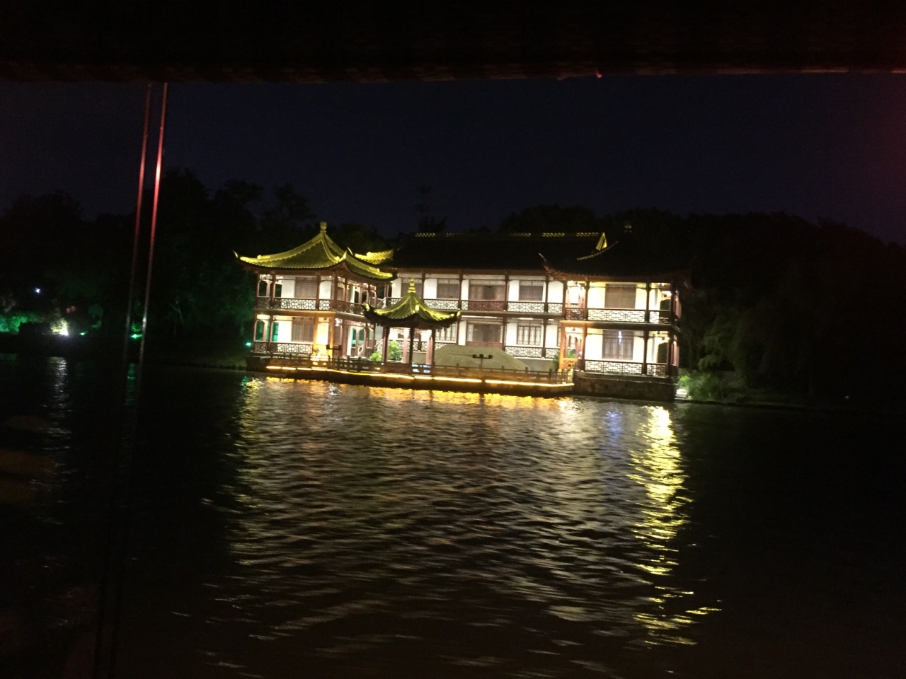 来自于杭州,见惯了西湖与运河的夜景,却仍惊艳于凤城河的夜景,画舫
